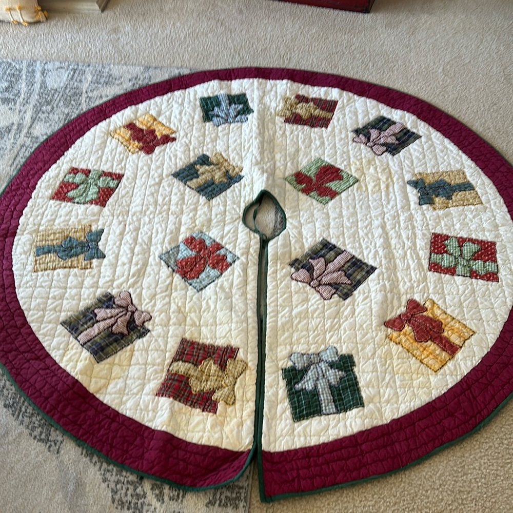 Beautiful pottery barn Xmas tree skirt